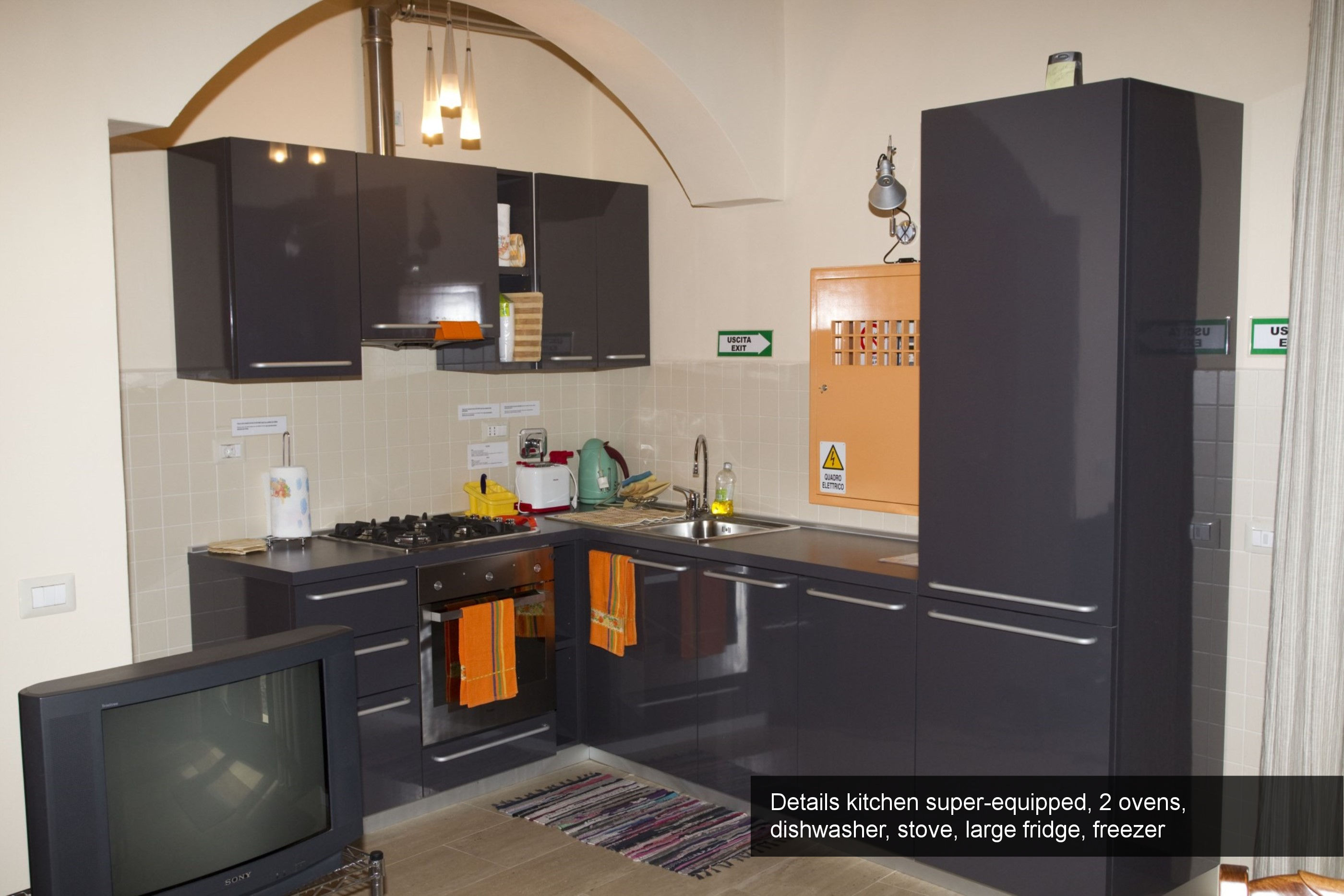 5) details kitchen super-equipped, 2 ovens, dishwasher, stove, large fri...